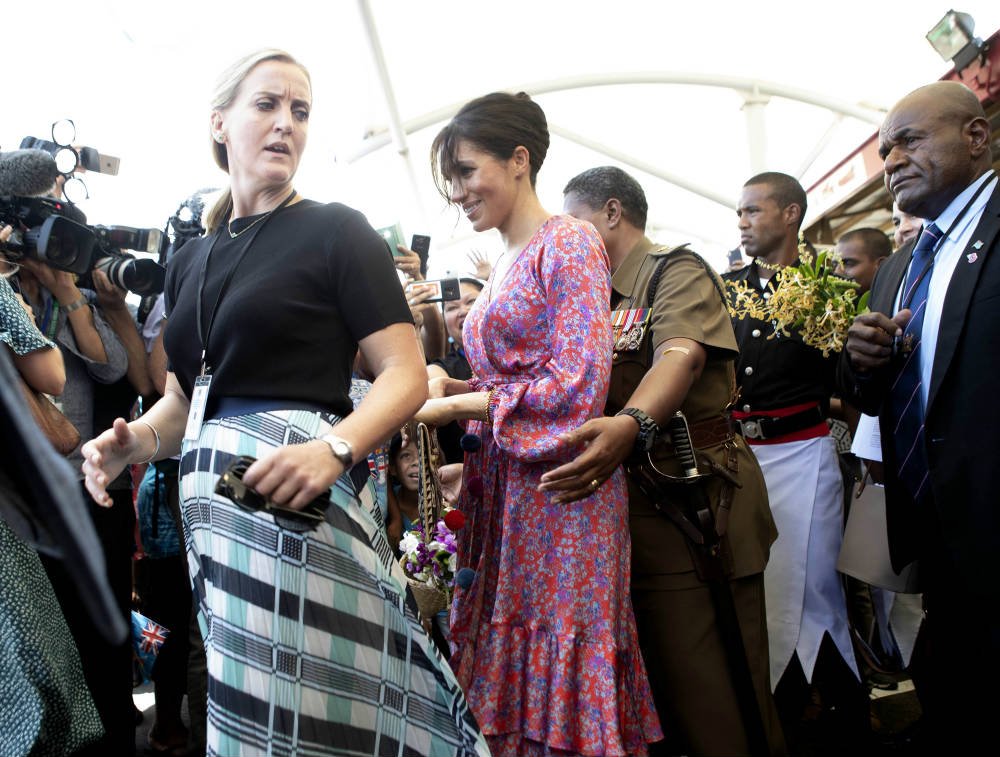 Meghan Markle Dashes Out Of Fiji Market