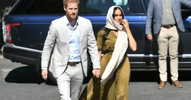 Meghan Wears Headscarf For Auwal Mosque Visit With Harry