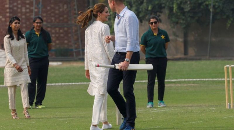 Kate and William play cricket