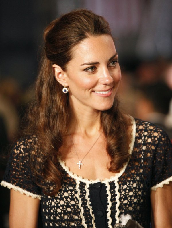 Kate Middleton weanig Sapphire and diamond earrings