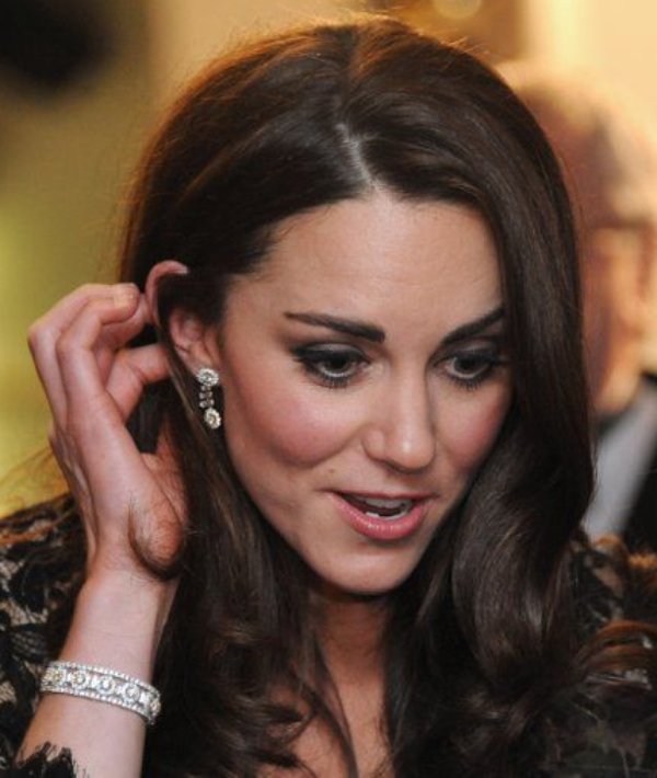 Kate Middleton weanig white and yellow diamond jewellery set from Prince Charles