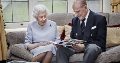 New Photo Of The Queen And Prince Philip Reveals A Sweet Gift From George, Charlotte And Louis
