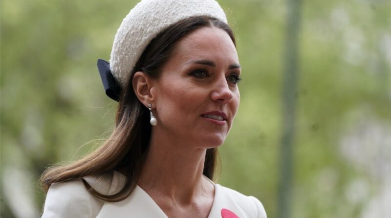 Kate Joins Prince William At Anzac Day Westminster Abbey Service