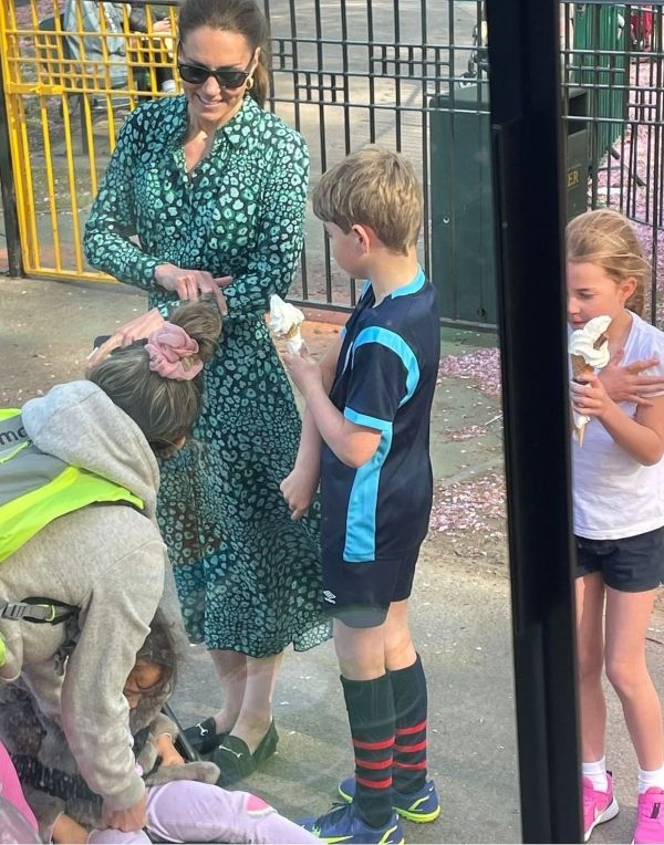 Kate Treating George And Charlotte To Ice Cream Emerged