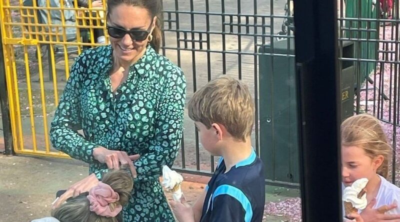 New Photo Of Kate Treating George And Charlotte To Ice Cream Emerged