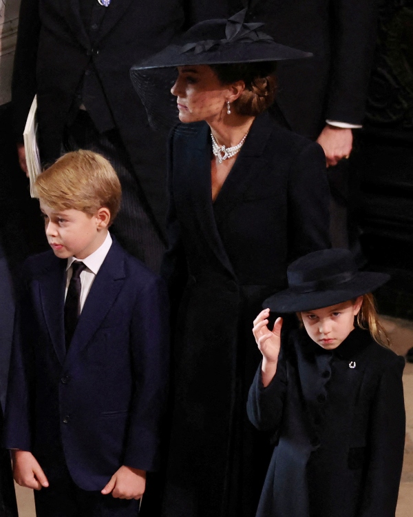 Catherine-Princess-of-Wales-Prince-George-Princess-Charlotte-on-the-funeral-of-Queen-Elizabeth