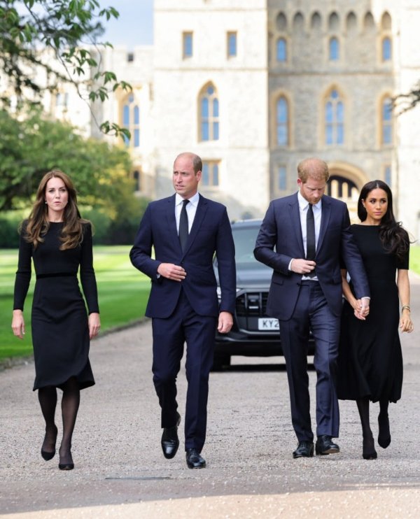 Prince-William-Kate-Middleton-Prince-Harry-and-Meghan-Markle-greeted-mourners-and-viewed-tributes