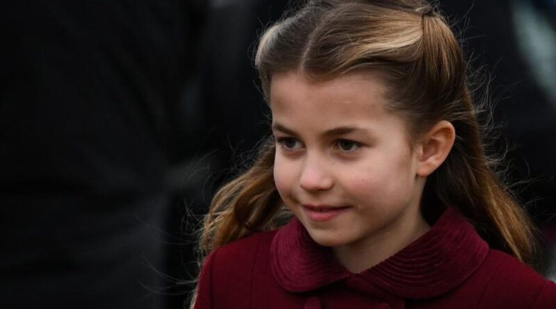 Could This Photo Be A Proof That Princess Charlotte Is Left-Handed?