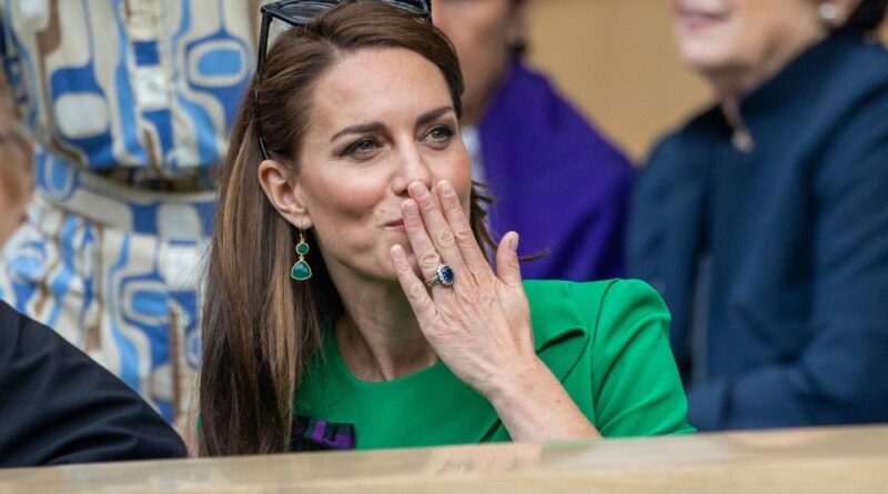 Who Did Kate Blow Kiss To At Wimbledon_