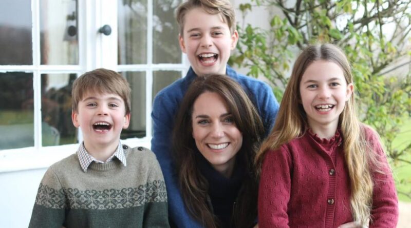 The Palace Released Mother's Day Photo Of Kate Taken After Her Surgery